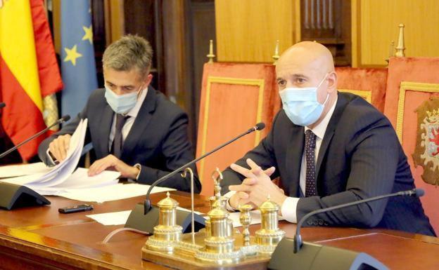 El concejal de Hacienda, Carmelo Alonso, y el alcalde de León, José Antonio Diez, durante un pleno en el Ayuntamiento de León.