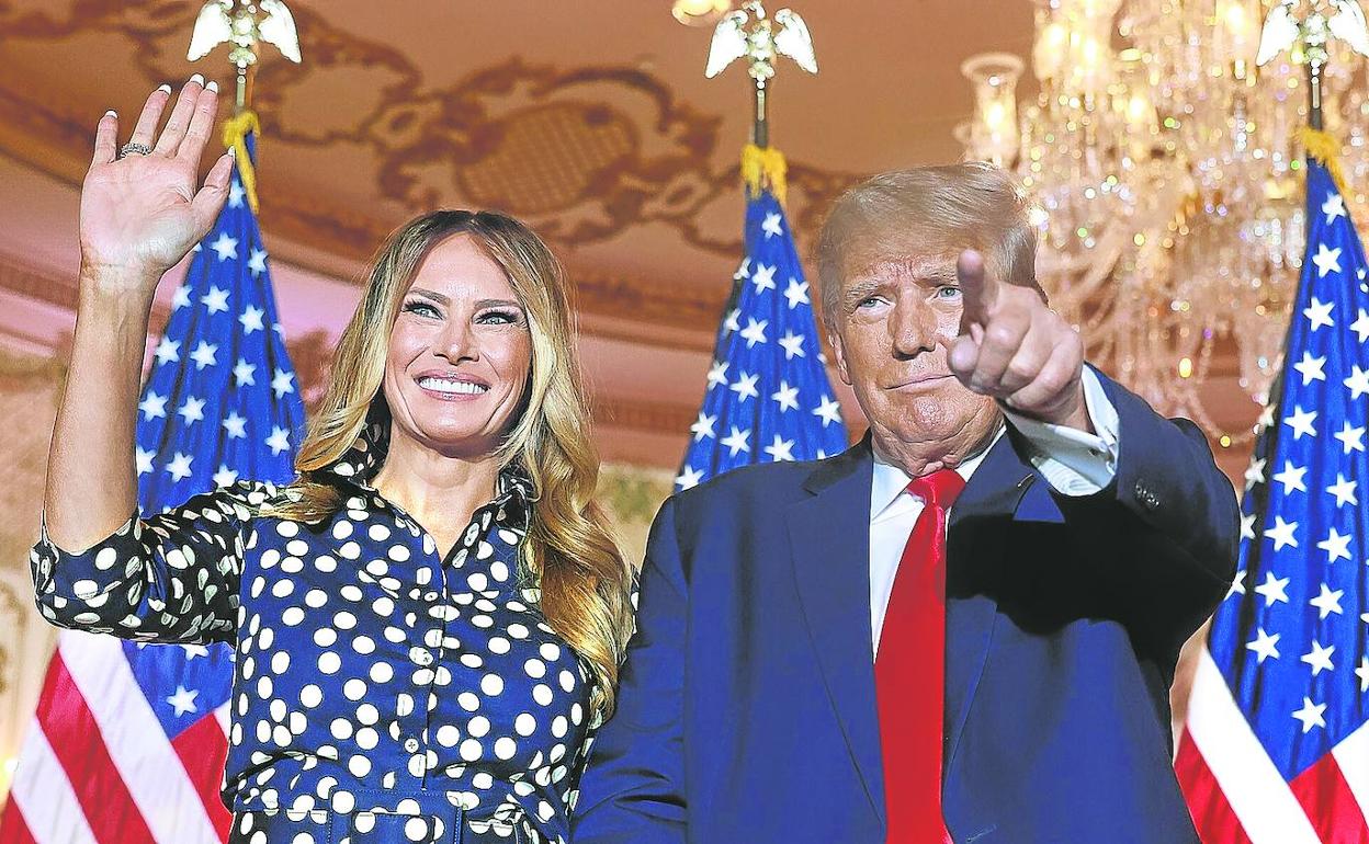 Trump, acompañado de su esposa Melania, saluda a sus seguidores tras anunciar su nueva candidatura a la Casa Blanca.