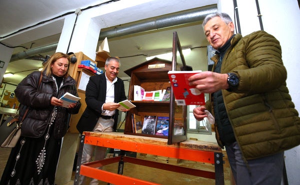 El director general de Asprona Bierzo, Valentín Barrio (C), junto al coordinador de proyectos de A Plena Cultura, Santiago Asenjo (D), y la presidenta del Instituto de Estudios Bercianos, Patricia Pérez, durante presentación del proyecto 'Biblioteca de libros libres'.