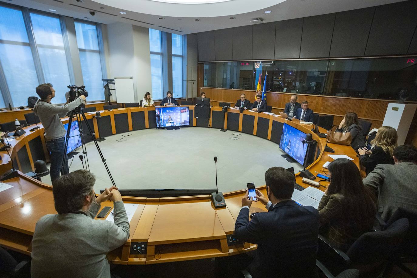 El consejero de Medio Ambiente, Vivienda y Ordenación del Territorio, Juan Carlos Suárez-Quiñones, mantiene reuniones en el Parlamento Europeo para informar sobre el impacto que están teniendo las políticas del Gobierno de España sobre el lobo para el medio rural, la biodiversidad, el sector primario y, particularmente, la ganadería extensiva.