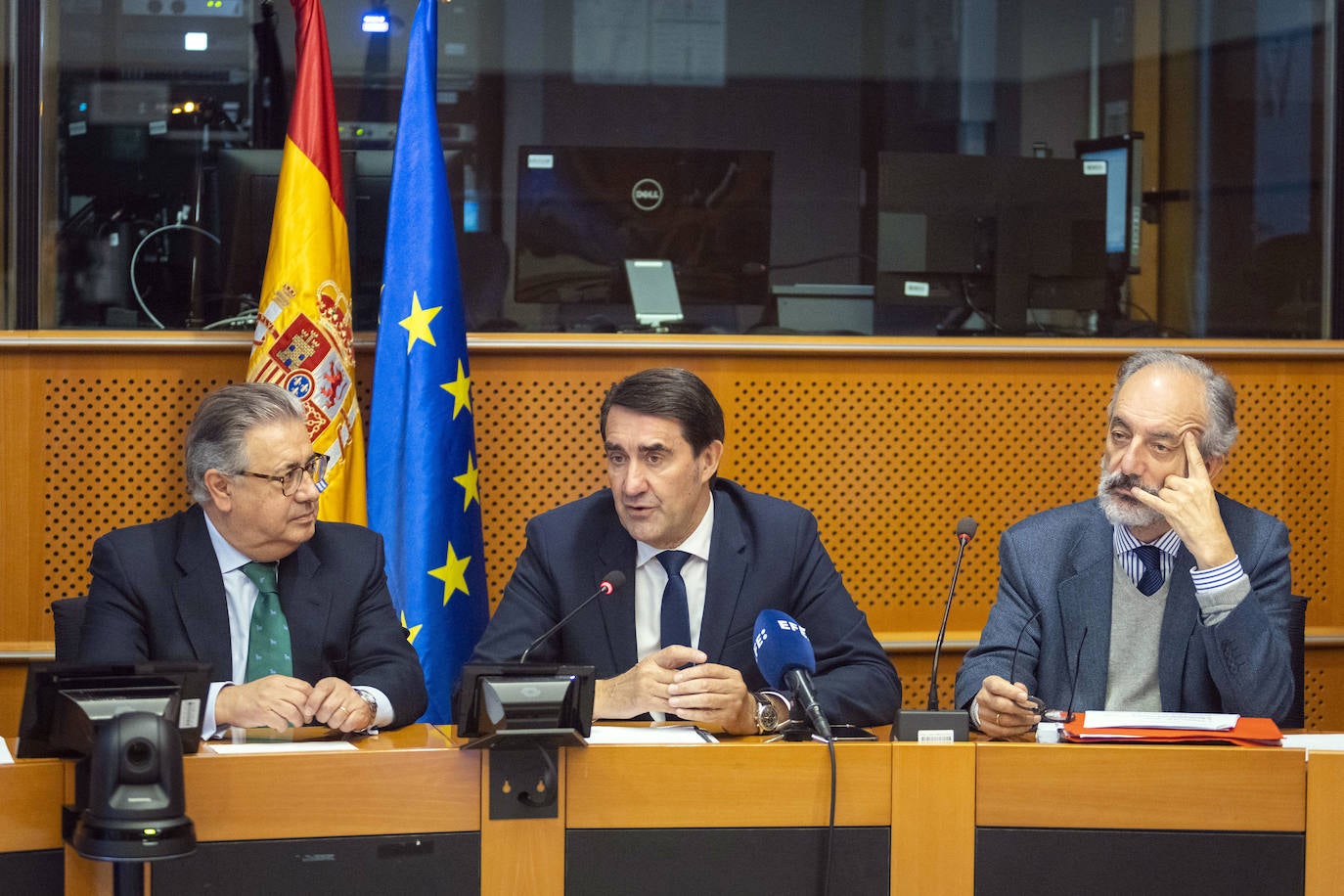 El consejero de Medio Ambiente, Vivienda y Ordenación del Territorio, Juan Carlos Suárez-Quiñones, mantiene reuniones en el Parlamento Europeo para informar sobre el impacto que están teniendo las políticas del Gobierno de España sobre el lobo para el medio rural, la biodiversidad, el sector primario y, particularmente, la ganadería extensiva.