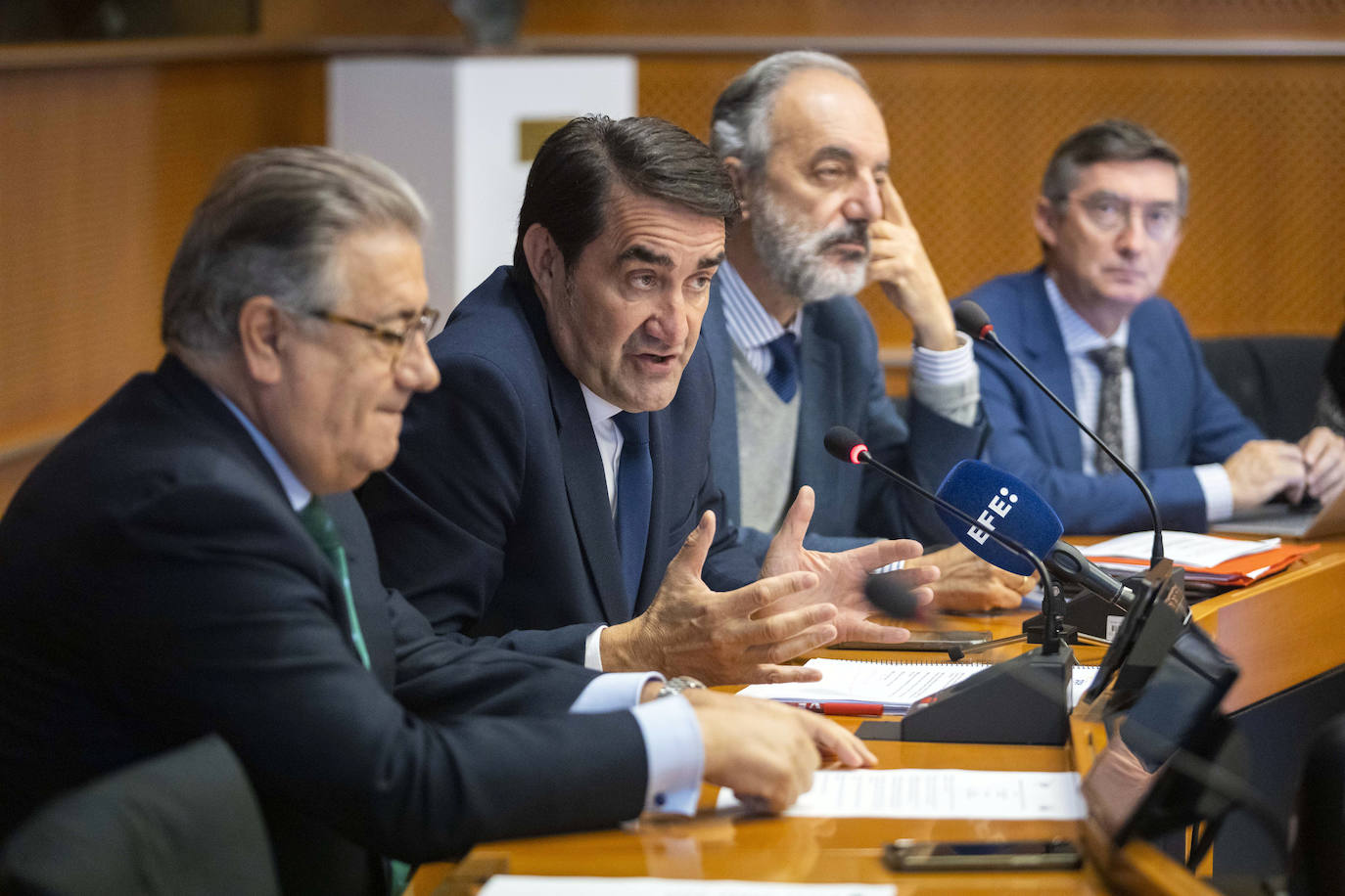 El consejero de Medio Ambiente, Vivienda y Ordenación del Territorio, Juan Carlos Suárez-Quiñones, mantiene reuniones en el Parlamento Europeo para informar sobre el impacto que están teniendo las políticas del Gobierno de España sobre el lobo para el medio rural, la biodiversidad, el sector primario y, particularmente, la ganadería extensiva.