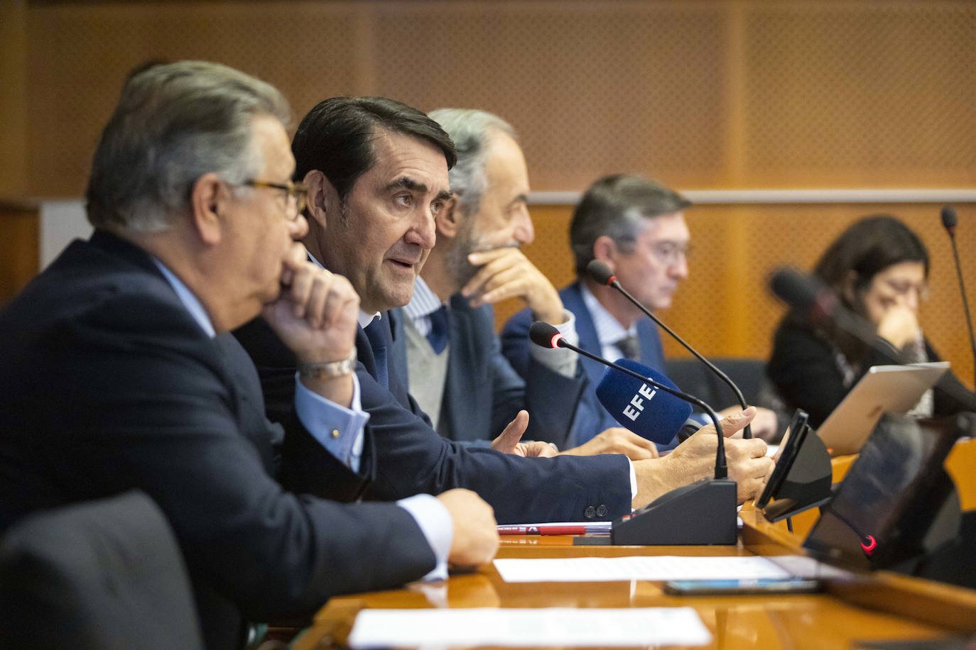 El consejero de Medio Ambiente, Vivienda y Ordenación del Territorio, Juan Carlos Suárez-Quiñones, mantiene reuniones en el Parlamento Europeo para informar sobre el impacto que están teniendo las políticas del Gobierno de España sobre el lobo para el medio rural, la biodiversidad, el sector primario y, particularmente, la ganadería extensiva.