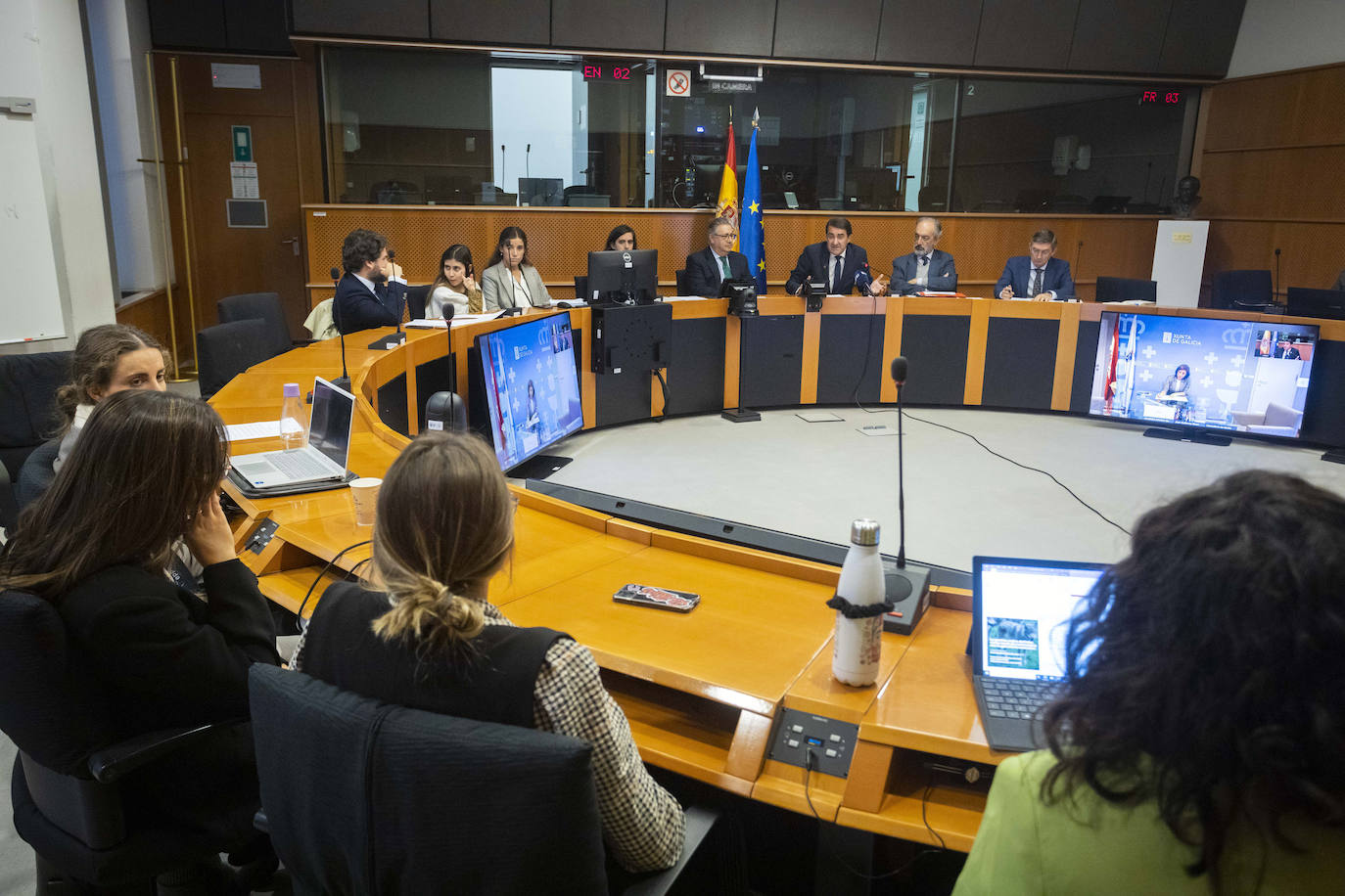 El consejero de Medio Ambiente, Vivienda y Ordenación del Territorio, Juan Carlos Suárez-Quiñones, mantiene reuniones en el Parlamento Europeo para informar sobre el impacto que están teniendo las políticas del Gobierno de España sobre el lobo para el medio rural, la biodiversidad, el sector primario y, particularmente, la ganadería extensiva.