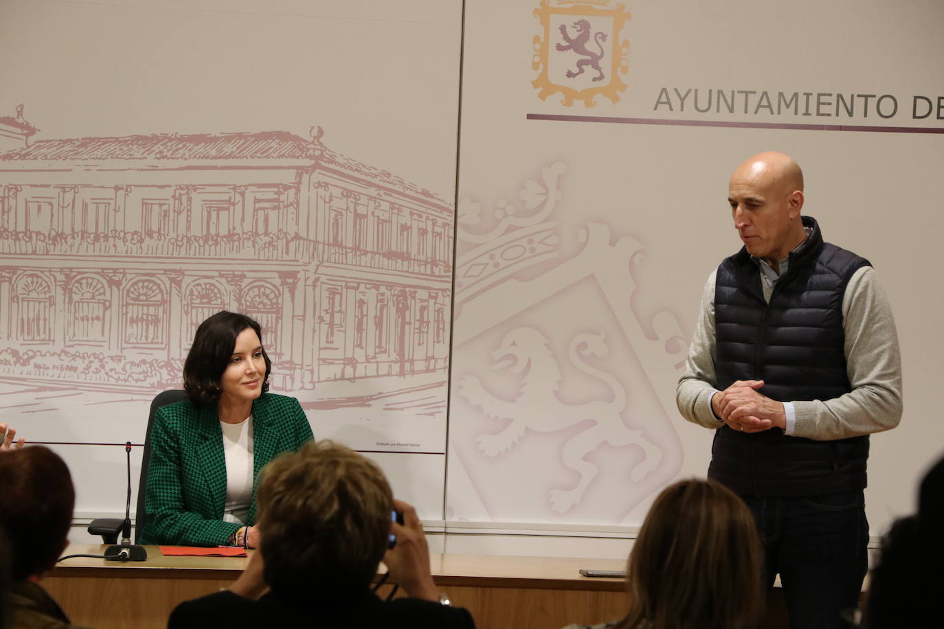 El Psoe de León cierra su ciclo de conferencias por los 40 años de la victoria de Felipe González con una charla impartida por la diputada nacional Andrea Fernández y la profesora Elena Aguado sobre la justicia social en España.