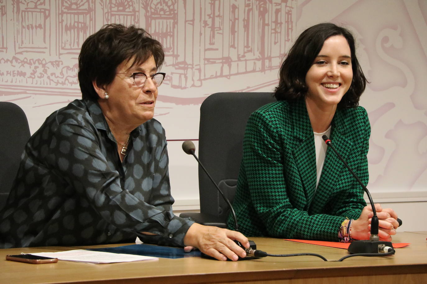 El Psoe de León cierra su ciclo de conferencias por los 40 años de la victoria de Felipe González con una charla impartida por la diputada nacional Andrea Fernández y la profesora Elena Aguado sobre la justicia social en España.