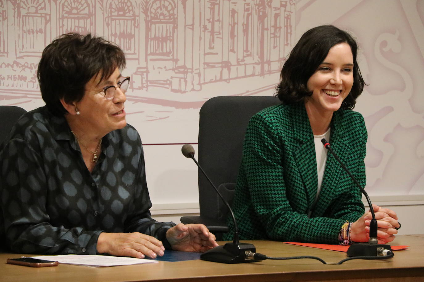 El Psoe de León cierra su ciclo de conferencias por los 40 años de la victoria de Felipe González con una charla impartida por la diputada nacional Andrea Fernández y la profesora Elena Aguado sobre la justicia social en España.