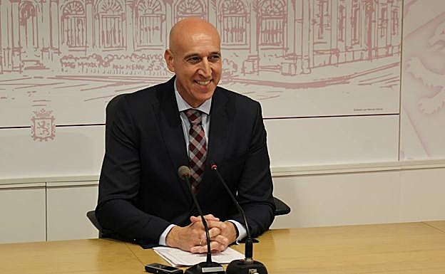 José Antonio Diez, alcalde de León, durante la rueda de prensa ofrecida este jueves. 