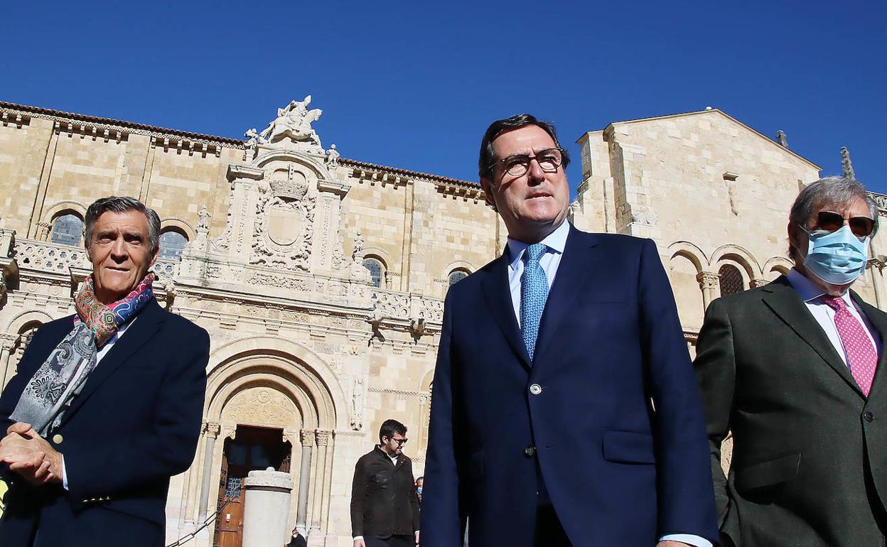 El presidente de la CEOE, Antonio Garamendi, con su homólogo en Castilla y León, Santiago Aparicio, y el de la FELE, Javier Cepedano