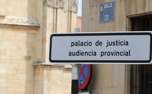 Puerta principal de la Audiencia Provincial de León, donde las condenas se han visto reducidas tras la entrada en vigor de la ley.