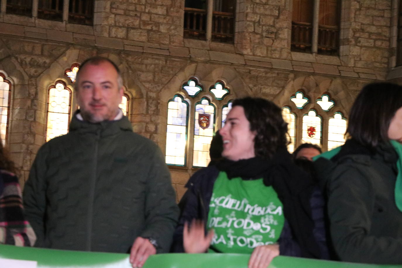 La Plataforma en defensa de la educación pública retoma tras la pandemia las concentraciones frente a Botines | Más de medio centenar de personas han exigido a la dirección provincial de educación el cumplimiento de las ratios y la atención a alumnos con necesidades educativas