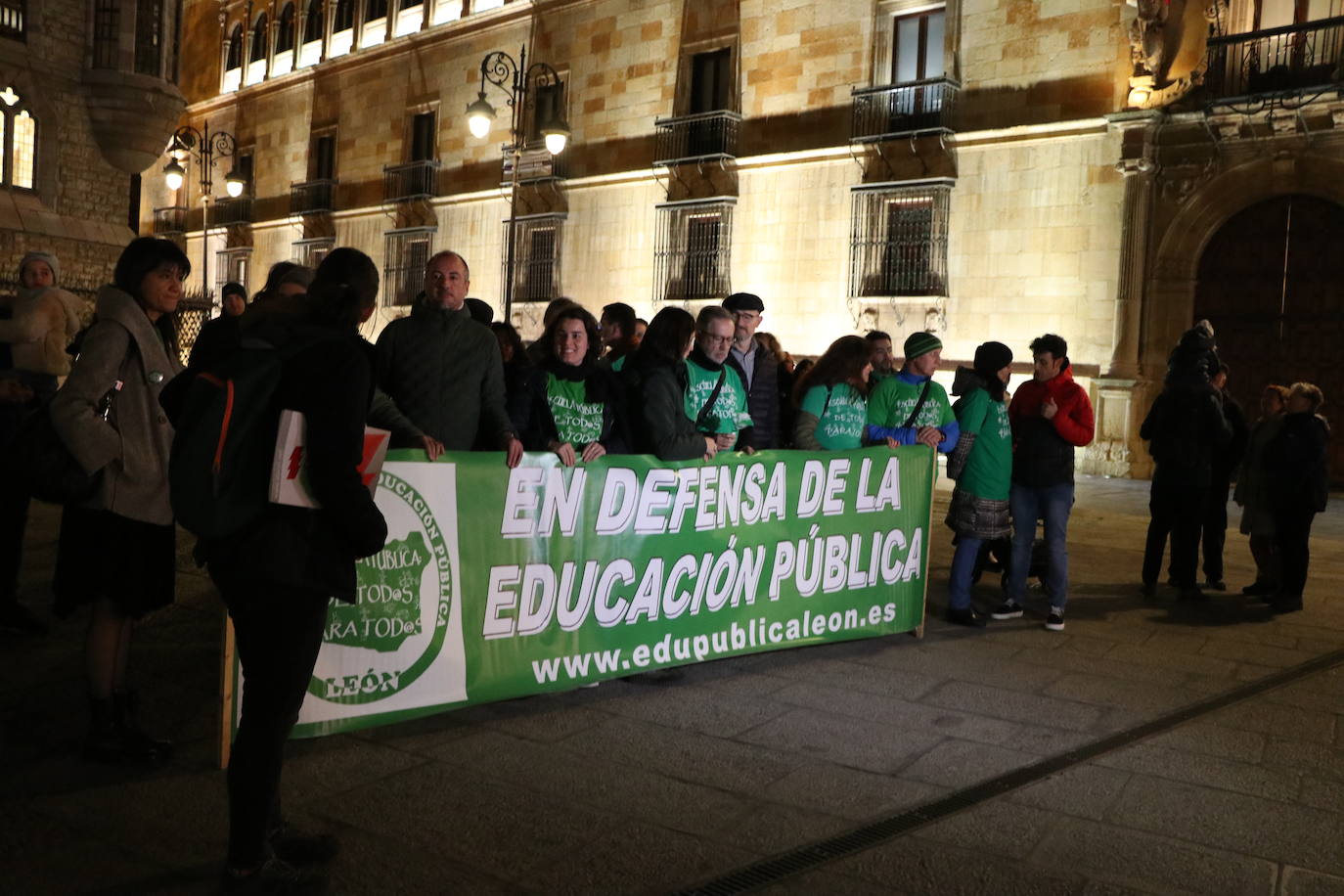 La Plataforma en defensa de la educación pública retoma tras la pandemia las concentraciones frente a Botines | Más de medio centenar de personas han exigido a la dirección provincial de educación el cumplimiento de las ratios y la atención a alumnos con necesidades educativas