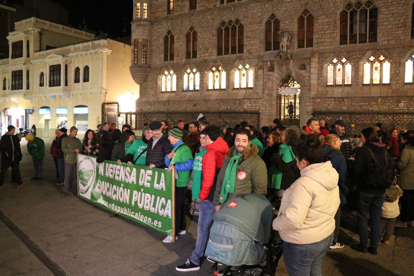 La Plataforma en defensa de la educación pública retoma tras la pandemia las concentraciones frente a Botines | Más de medio centenar de personas han exigido a la dirección provincial de educación el cumplimiento de las ratios y la atención a alumnos con necesidades educativas