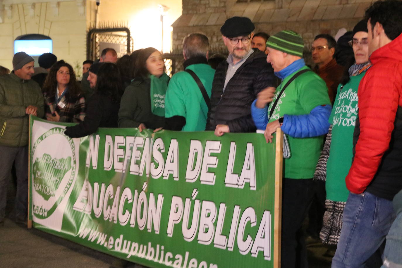 La Plataforma en defensa de la educación pública retoma tras la pandemia las concentraciones frente a Botines | Más de medio centenar de personas han exigido a la dirección provincial de educación el cumplimiento de las ratios y la atención a alumnos con necesidades educativas