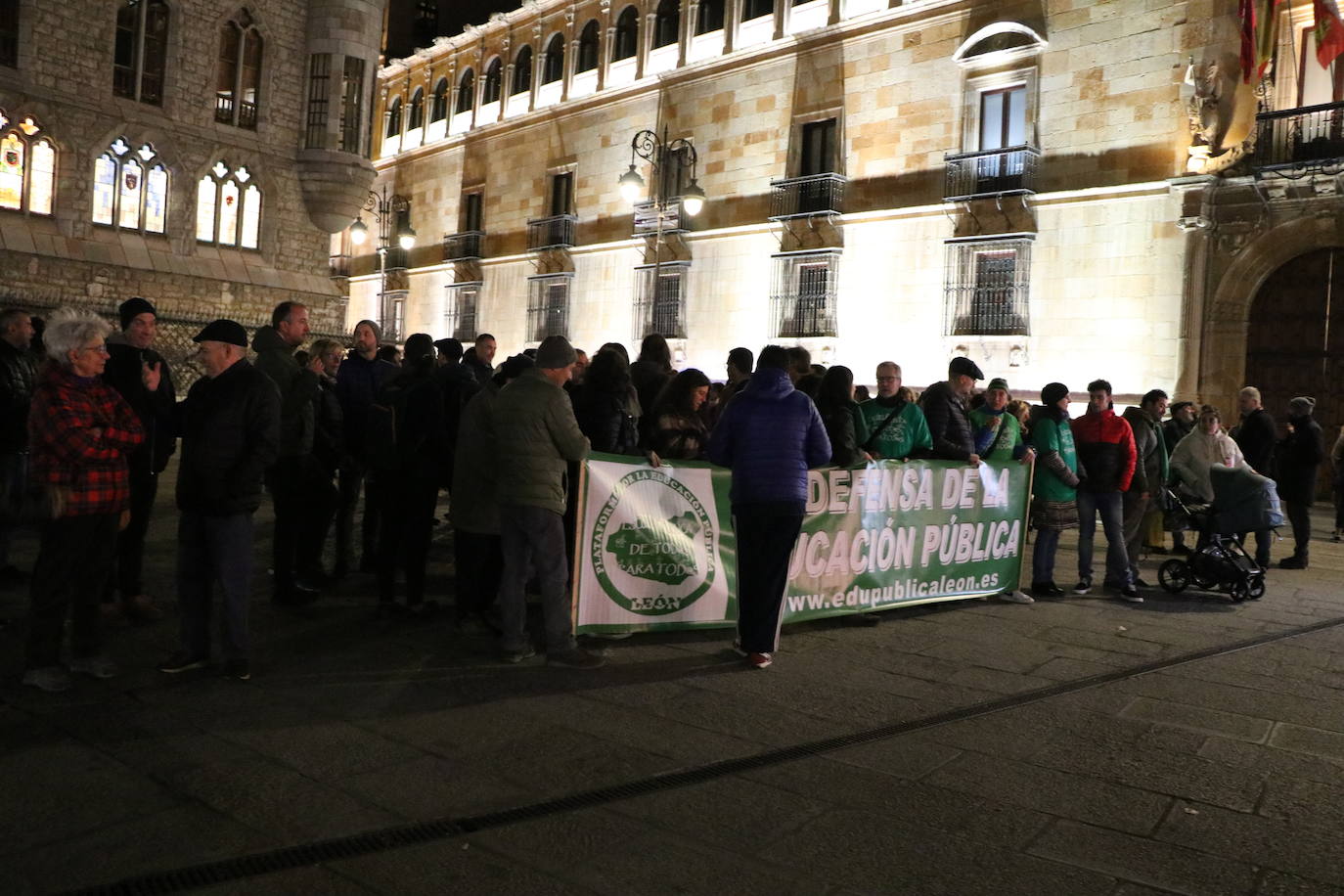 La Plataforma en defensa de la educación pública retoma tras la pandemia las concentraciones frente a Botines | Más de medio centenar de personas han exigido a la dirección provincial de educación el cumplimiento de las ratios y la atención a alumnos con necesidades educativas