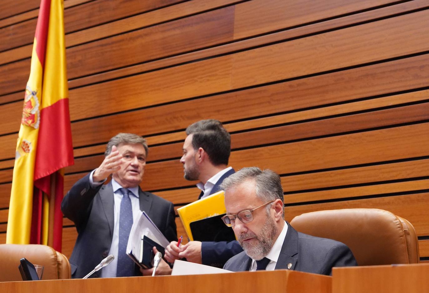 El presidente de las Cortes Carlos Pollán durante el Pleno de las Cortes de Castilla y León para el debate y votación de las enmiendas a la totalidad del proyecto de ley de Presupuestos Generales de la Comunidad para 2023 y del Proyecto de Ley de Medidas Tributarias, Financieras y Administrativas.