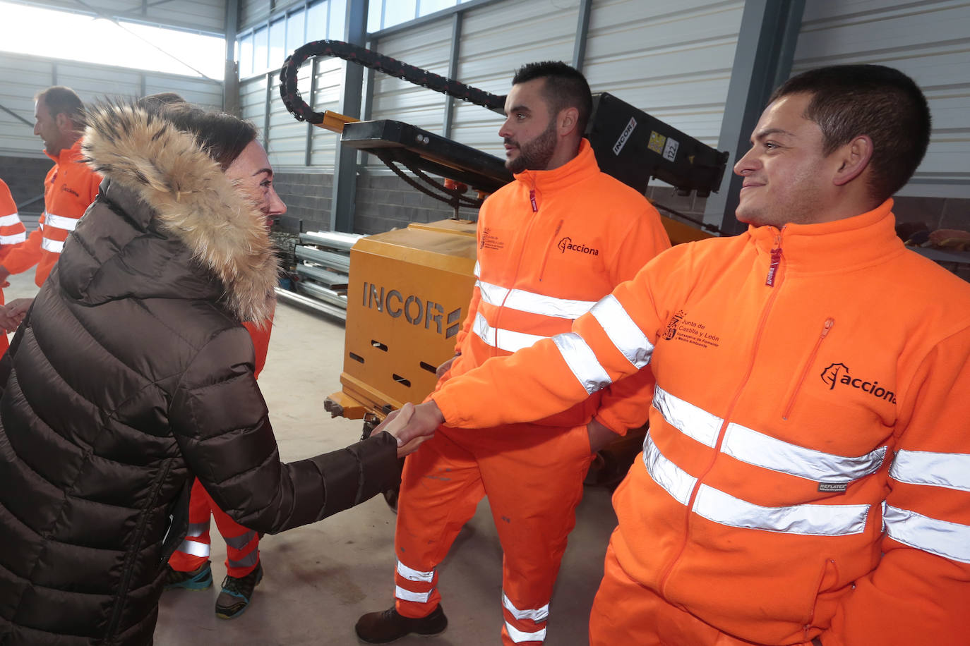 La consejera de Movilidad y Transformación Digital, María González Corral, visita las instalaciones del nuevo centro de conservación de la A-231 en Bercianos del Real Camino.