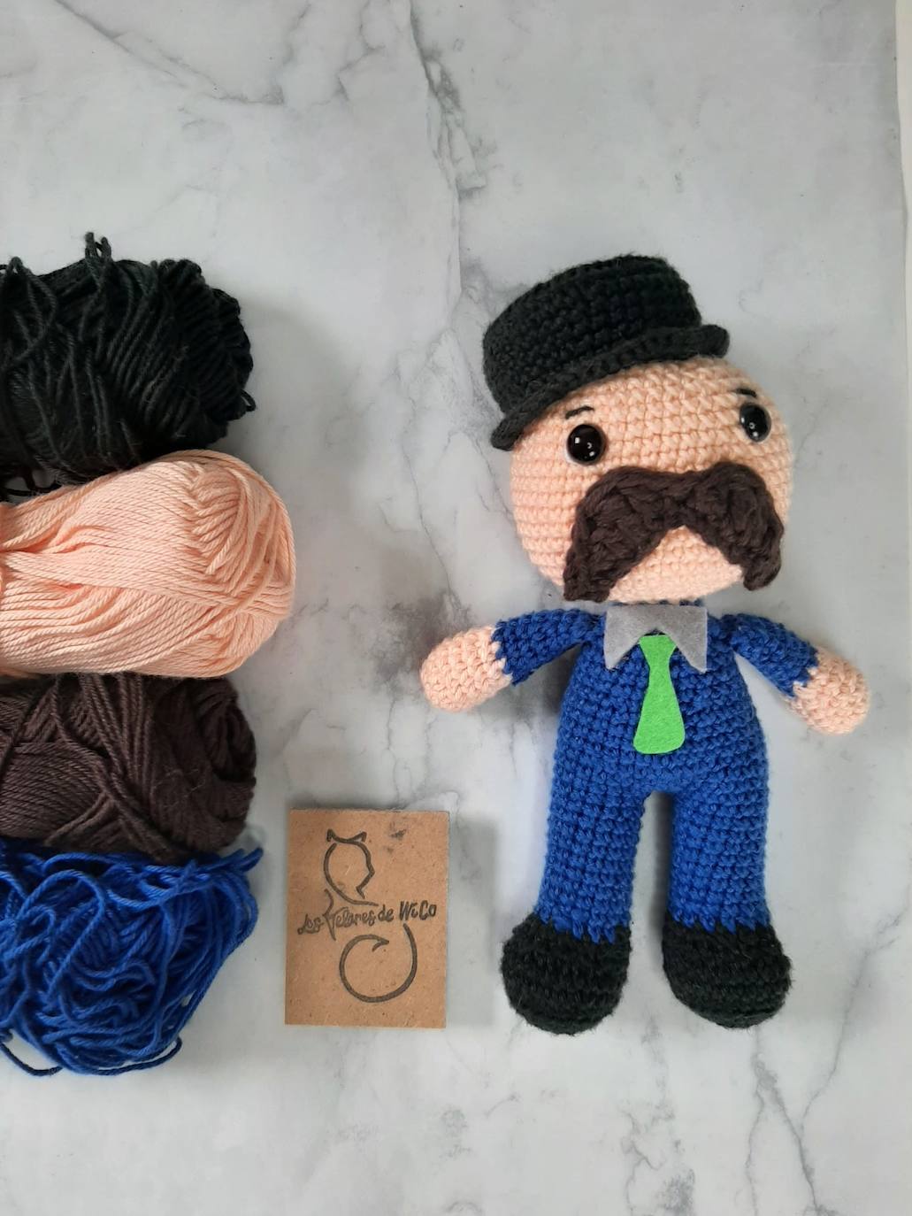 Muñecos a la venta para colaborar con Movember León. 