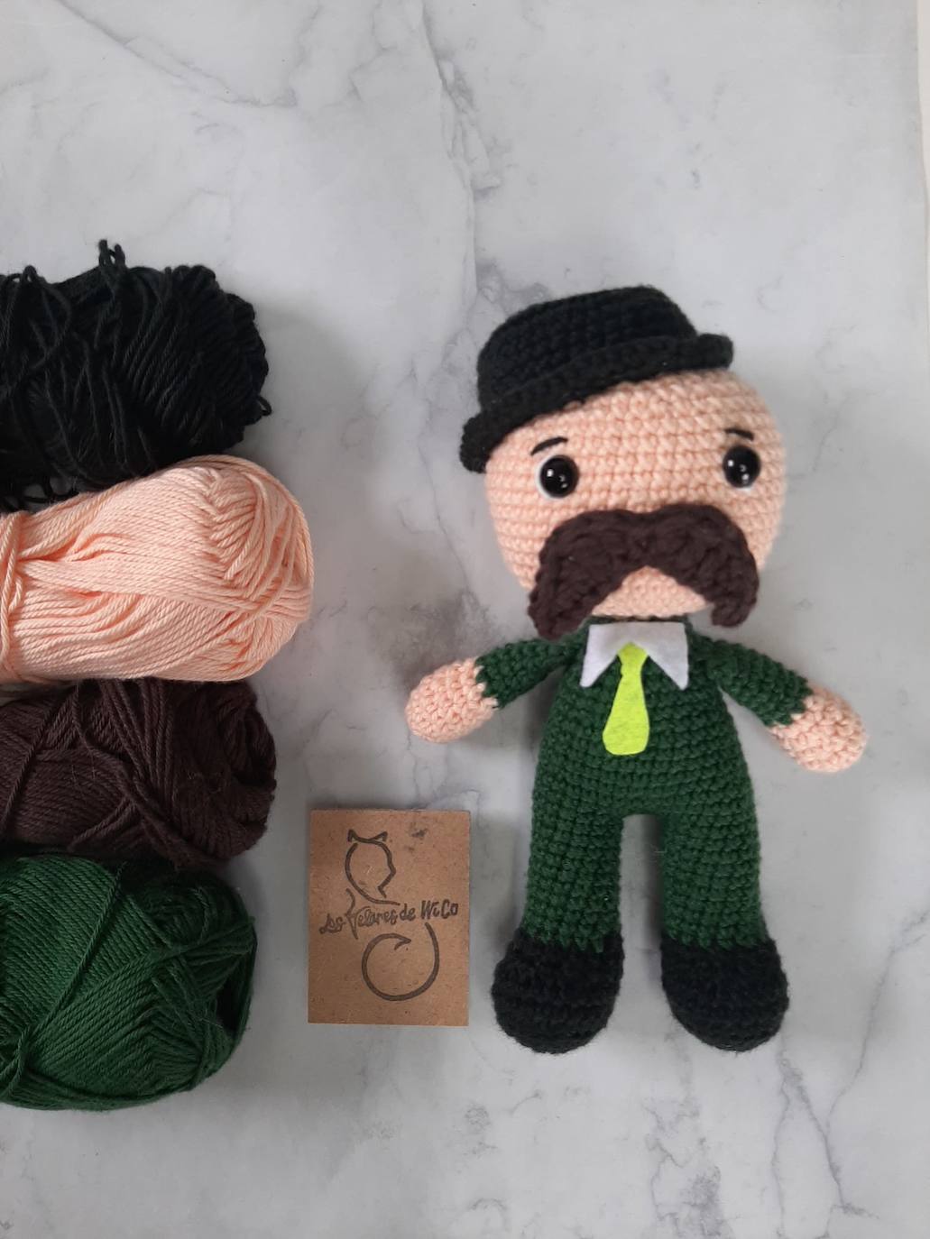 Muñecos a la venta para colaborar con Movember León. 