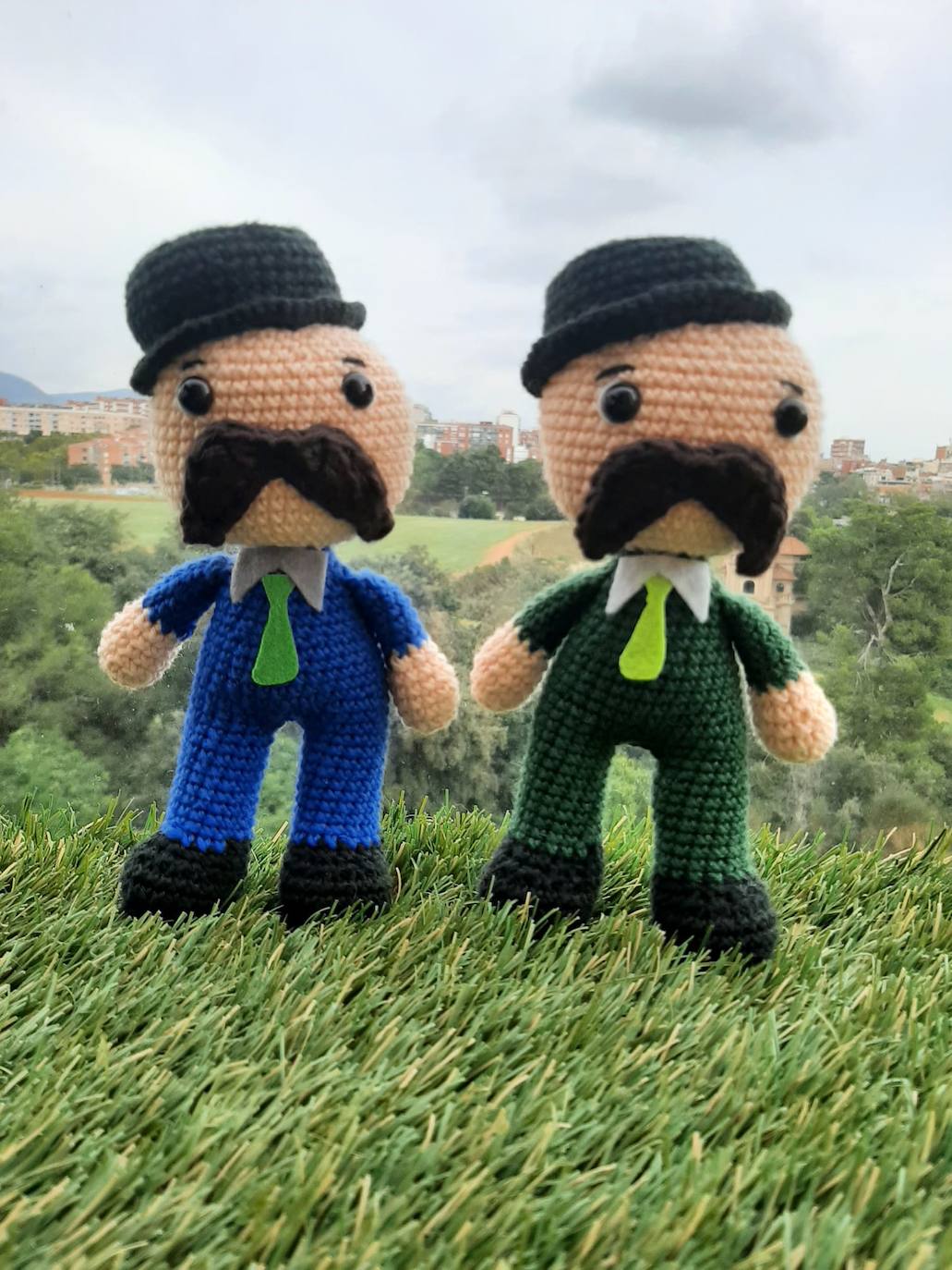 Muñecos a la venta para colaborar con Movember León. 