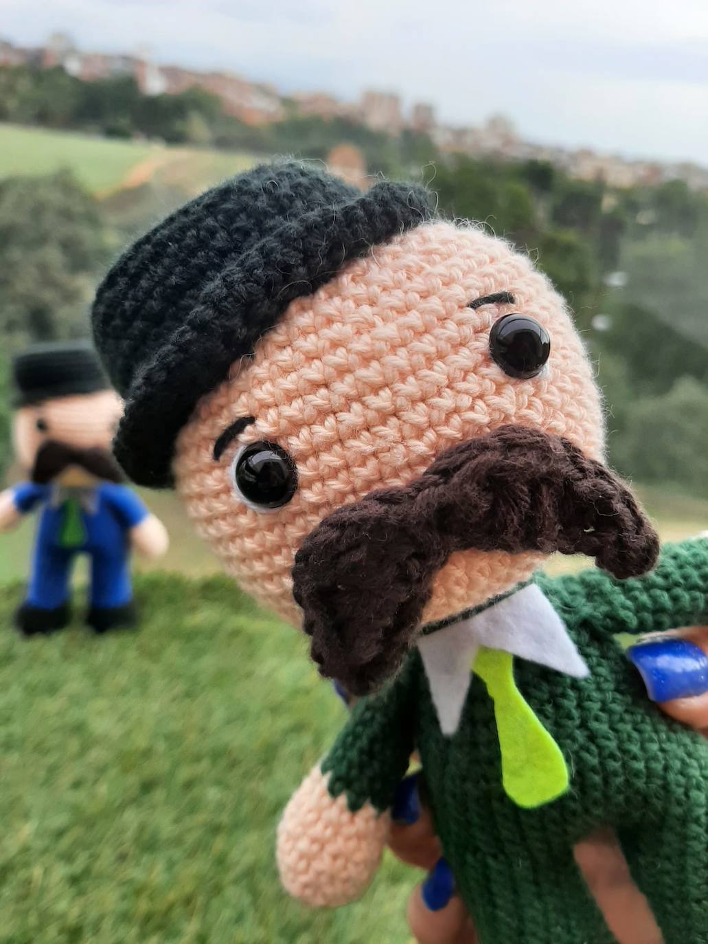 Muñecos a la venta para colaborar con Movember León. 