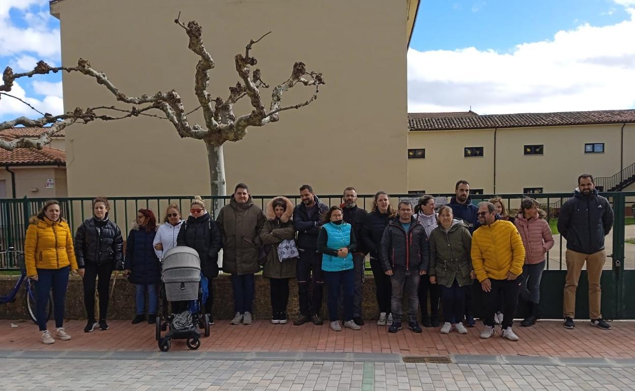 Padres en la puerta del C.E.I.P. Benito León situado en Santa MAría del Páramo.