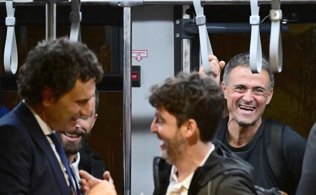 Los jugadores de la selección, con Luis Enrique al frente, a su llegada a Doha. 