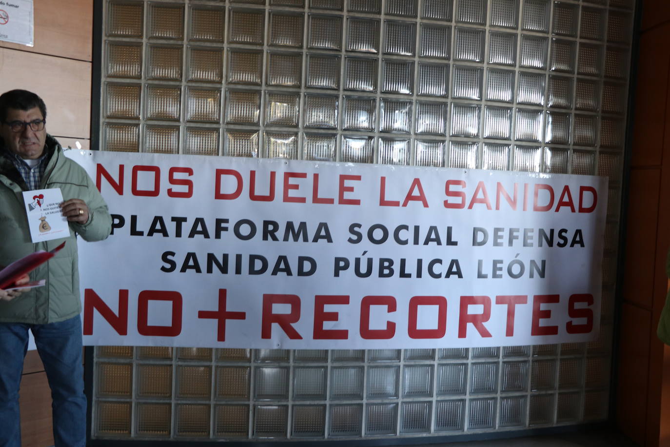 El personal del Hospital de León exige saber «a dónde va a parar el dinero que sabemos que hay» y ponen el foco en la privatización del sistema | La plataforma en defensa de la sanidad pública denuncia que las administraciones «no han aprendido la lección de la pandemia».