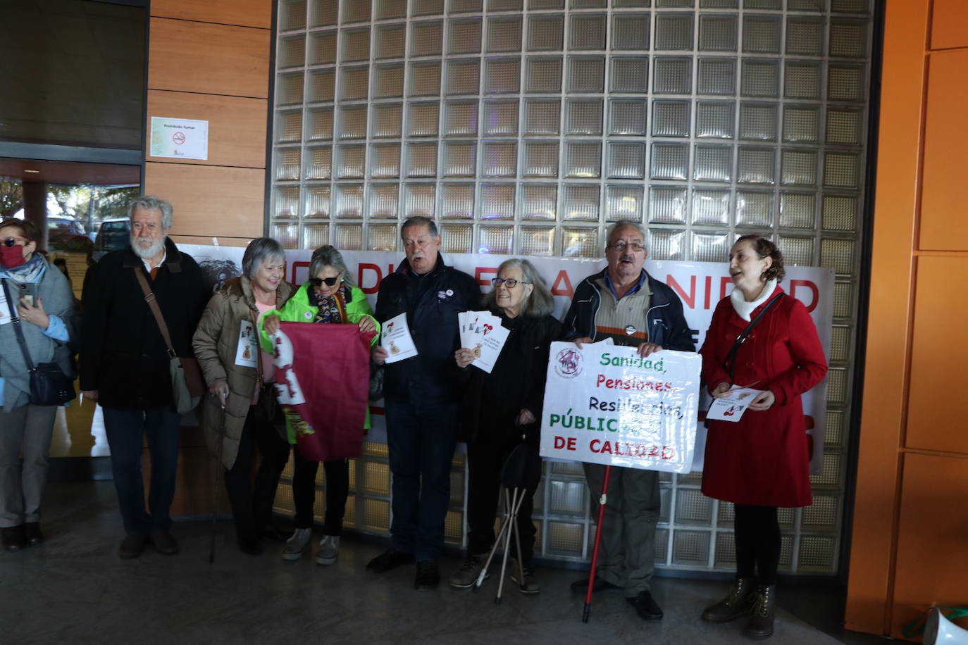 El personal del Hospital de León exige saber «a dónde va a parar el dinero que sabemos que hay» y ponen el foco en la privatización del sistema | La plataforma en defensa de la sanidad pública denuncia que las administraciones «no han aprendido la lección de la pandemia».