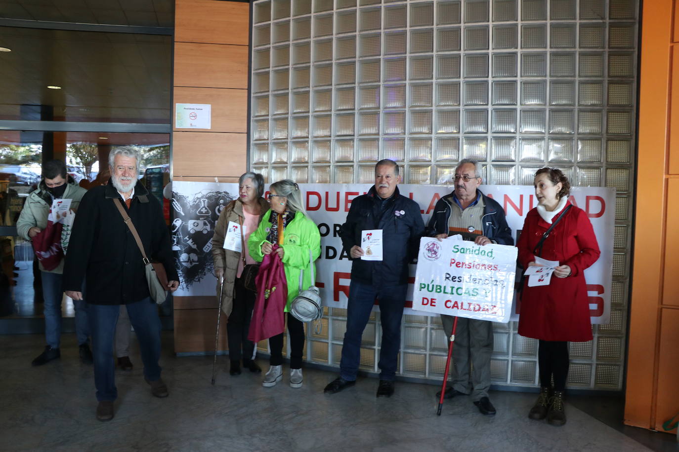 El personal del Hospital de León exige saber «a dónde va a parar el dinero que sabemos que hay» y ponen el foco en la privatización del sistema | La plataforma en defensa de la sanidad pública denuncia que las administraciones «no han aprendido la lección de la pandemia».