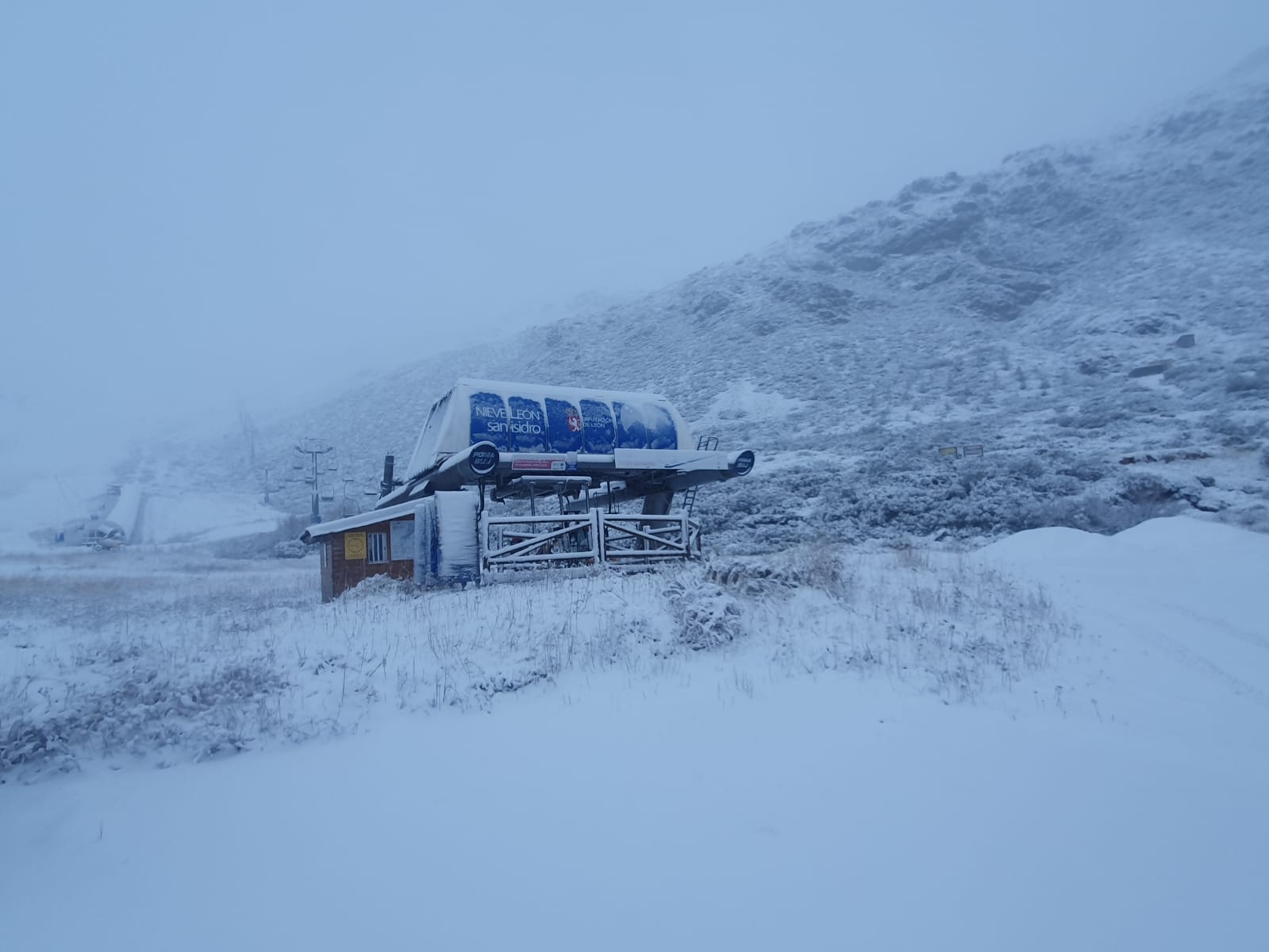 Una 'corriente en chorro' llega a la península dejando un descenso de las temperaturas, alertas por viento, lluvias y las primeras nevadas, que ya son visibles en cotas de 1.200 metros. San Isidro deja ver un aspecto netamente invernal. 