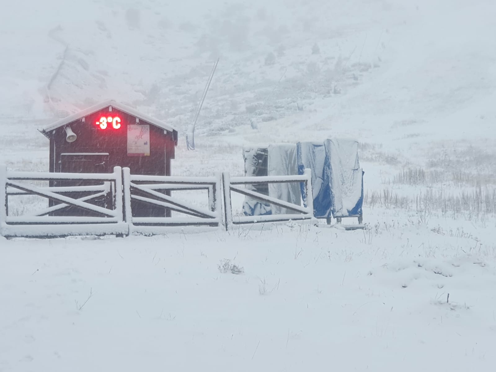 Una 'corriente en chorro' llega a la península dejando un descenso de las temperaturas, alertas por viento, lluvias y las primeras nevadas, que ya son visibles en cotas de 1.200 metros. San Isidro deja ver un aspecto netamente invernal. 