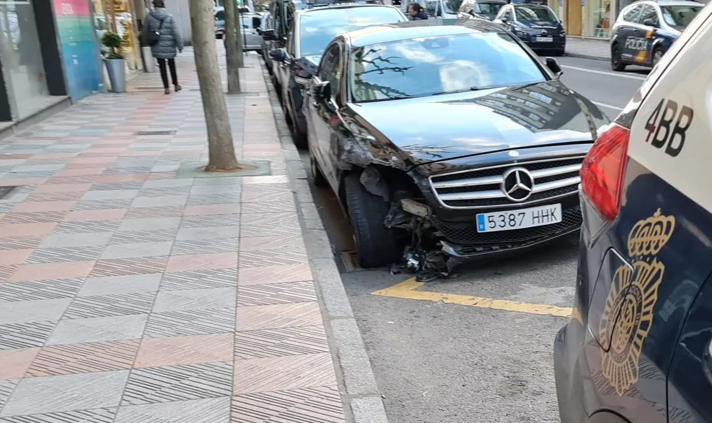 El Mercedes 350 camuflado de la Policía que acabó siendo siniestro en León. Un vehículo procedente de la incautación a narcos y utilizado como unidad camuflada de la Policía Nacional acaba siniestro en León tras sufrir un aparatoso accidente. 