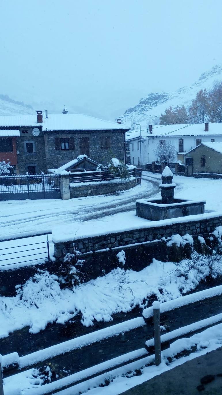 La nieve llega a la provincia de León. (Tolibia de Arriba) 