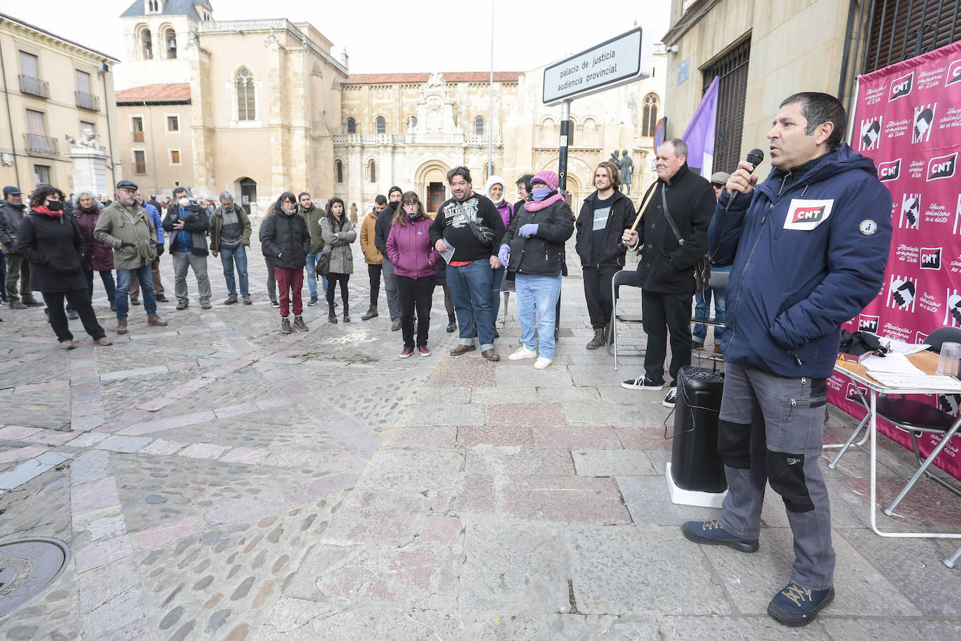 Fotos: Concentración de CNT frente a la Audiencia Provincial de León