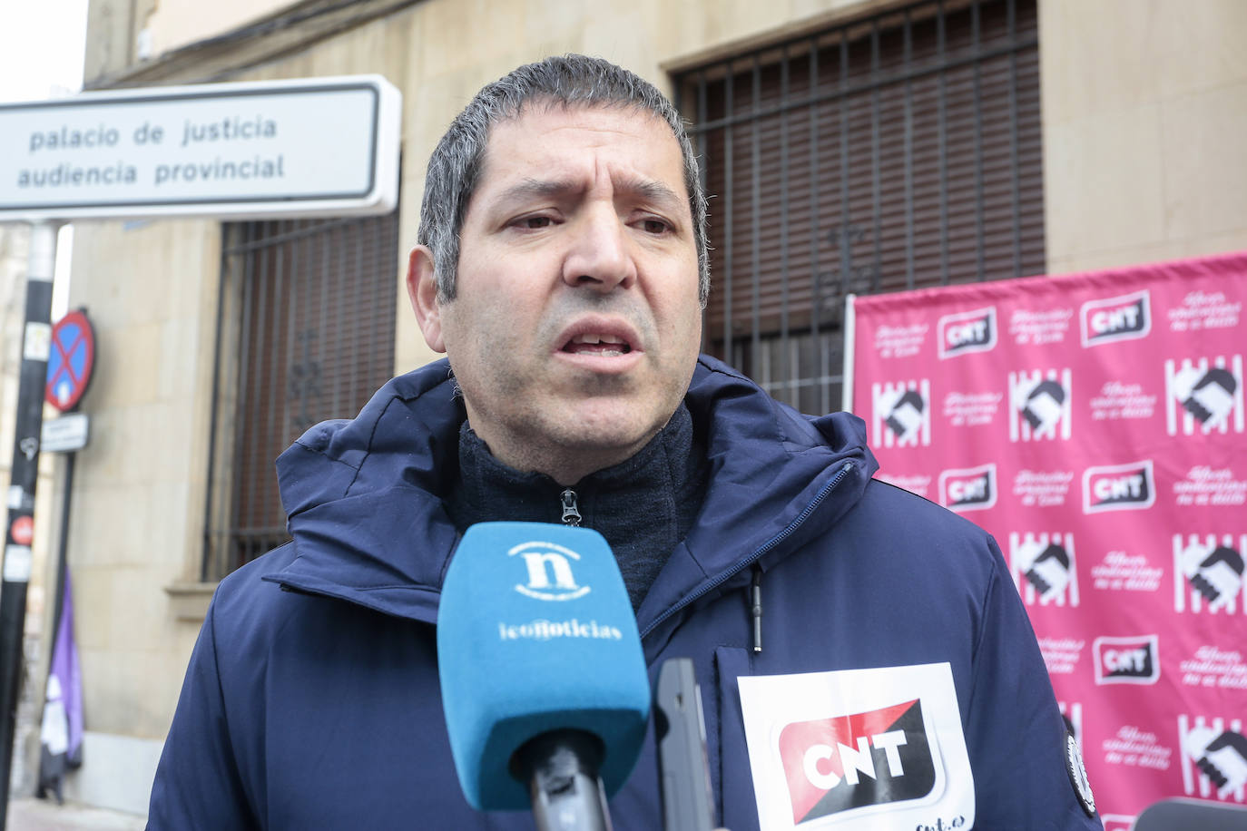 Fotos: Concentración de CNT frente a la Audiencia Provincial de León