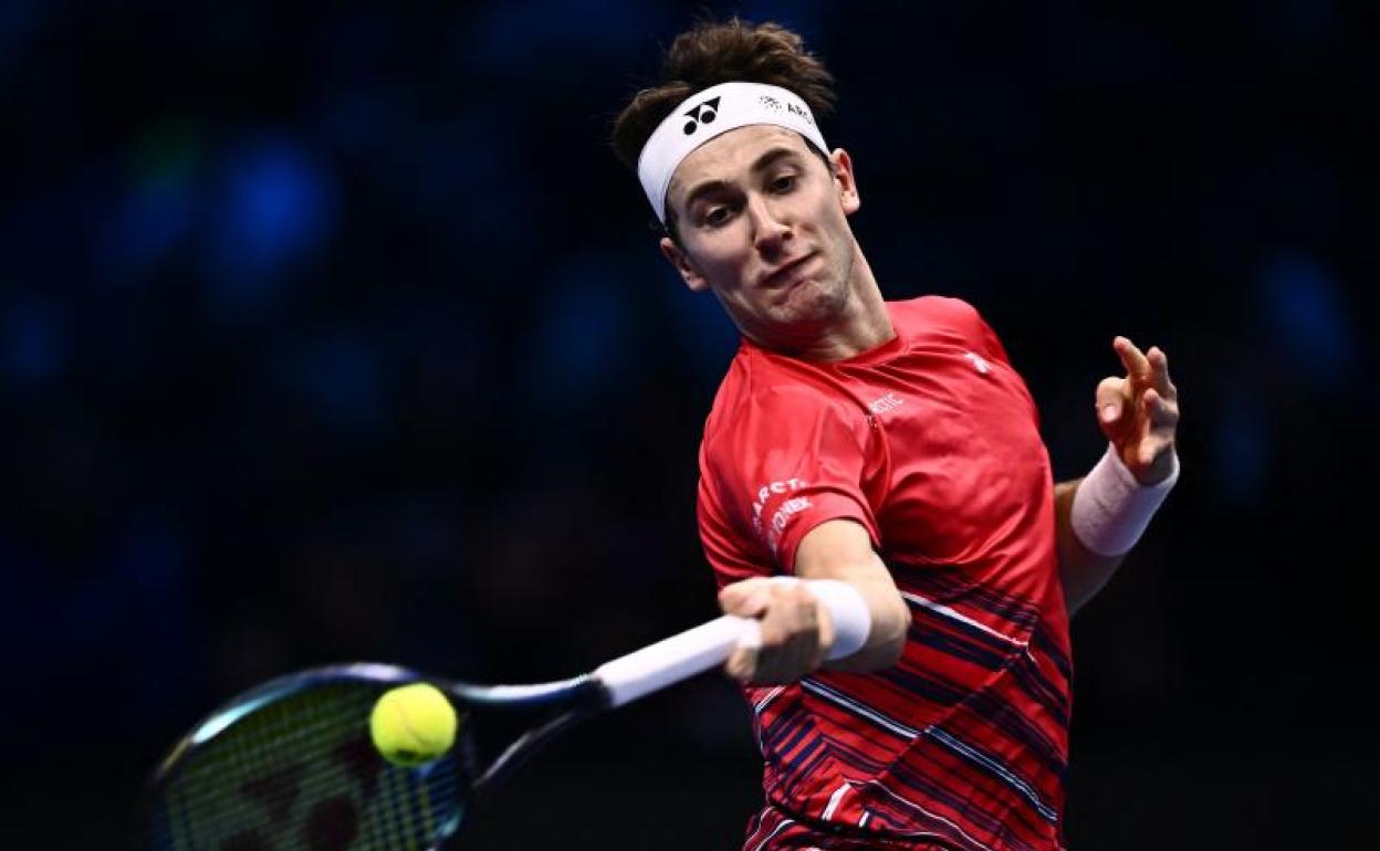 Ruud golpeando la bola durante la semifinal ante Rublev