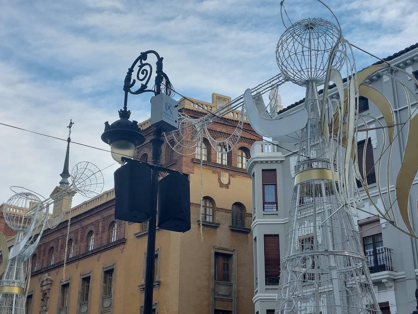 El mercadillo navideño se instala este año como novedad en la Plaza de Regla donde ya se hay altavoces para el encendido | El belén ya comienza su instalación en San Marceo y las luces ya preparan su encendido el último viernes del mes.