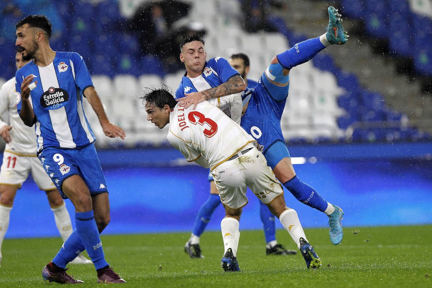 El conjunto leonés saca un punto ante el Deportivo con los goles de Alarcón y Percan