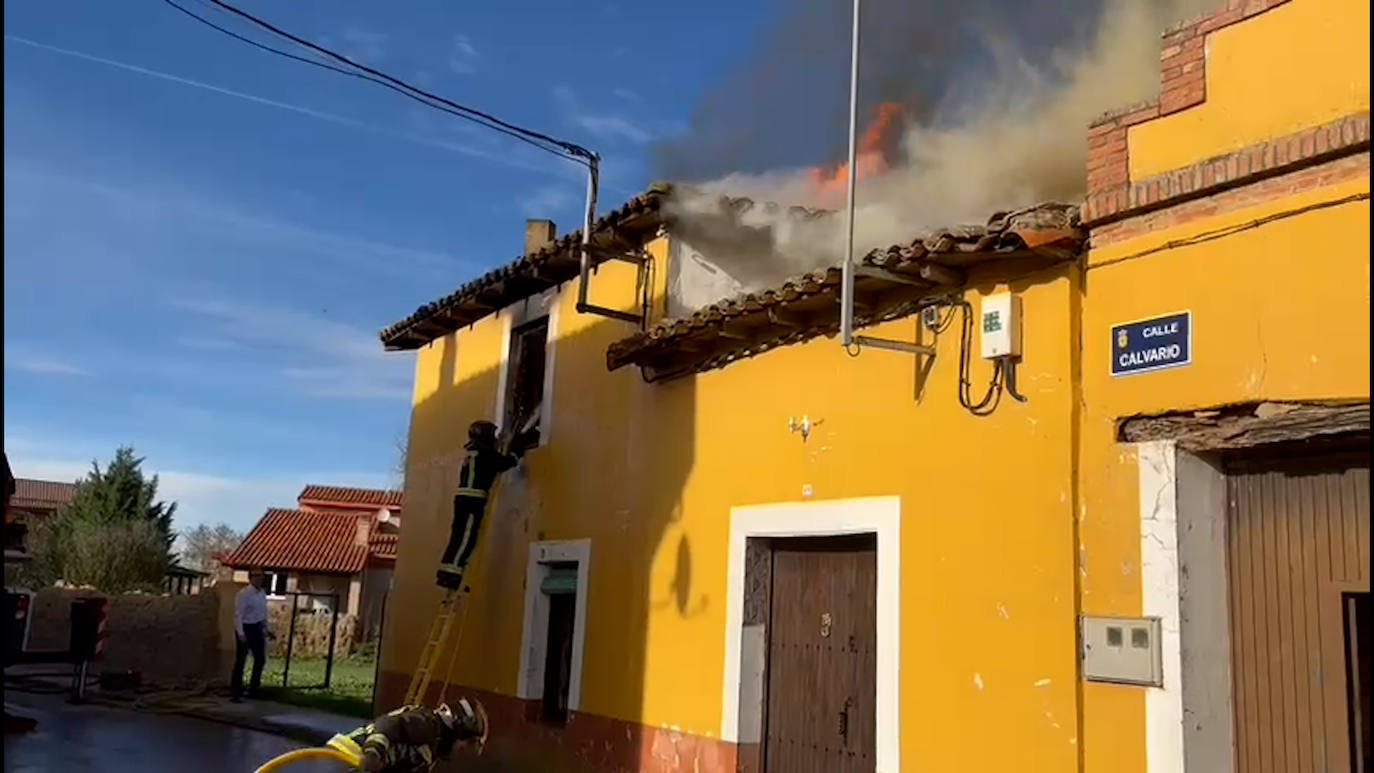 Un virulento incendio causa graves daños en una vivienda en Fresno de la Vega