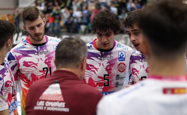 Galería. Tiempo muerto del equipo ademarista en Cangas.