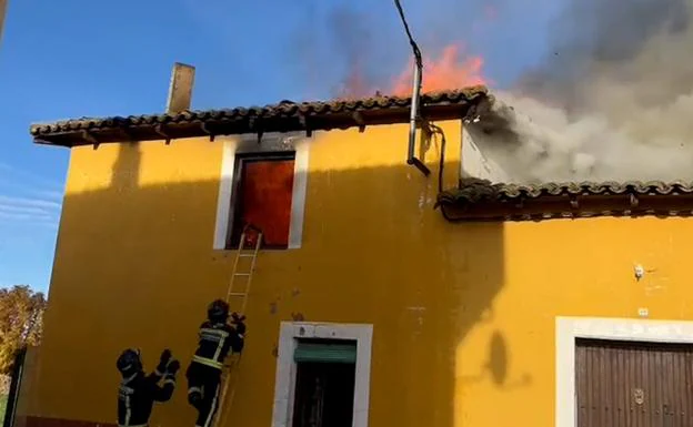 Las llamas arrasaron con la planta superior y el tejado de la vivienda. 