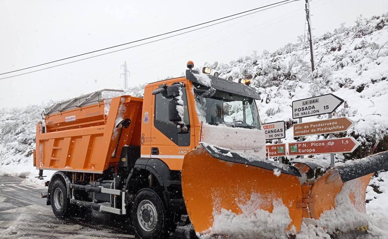 Una máquina Quitanieves limpiando las carreteras del valle de Valdeón en antiguas nevadas .