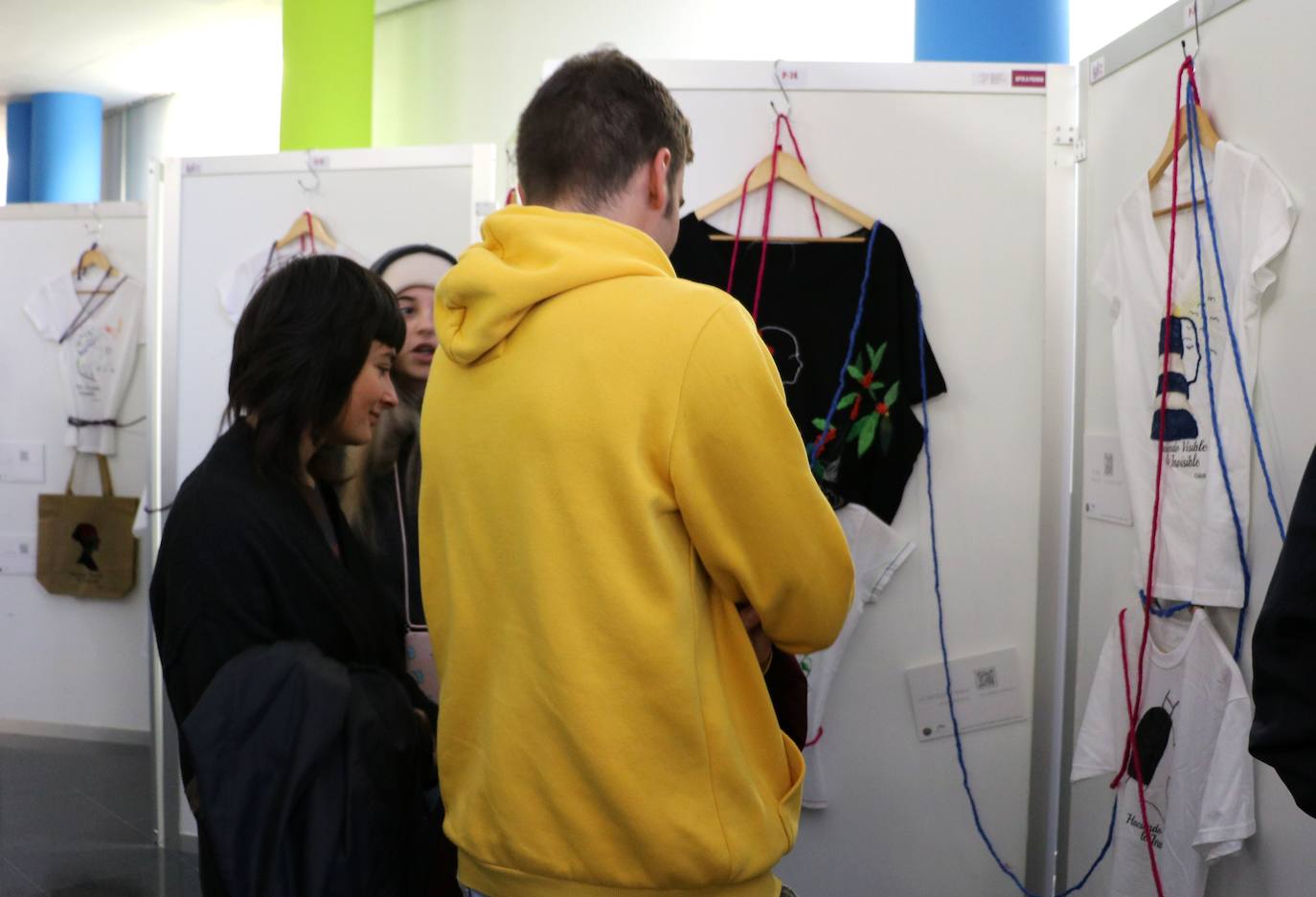 La Facultad de Educación de la Ule alberga la exposición 'Haciendo visible lo invisible'.