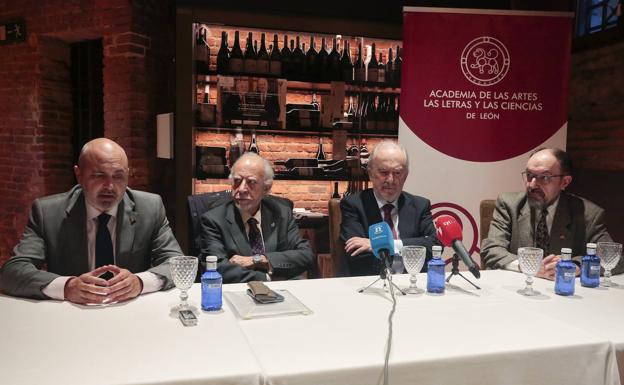 Galería. El director de la Real Academia Española, Santiago Muñoz Machado, y el escritor y académico José María Merino atienen a los medios de comunicación con motivo de su presencia en León para impartir una conferencia organizada por la Fundación Academia de las Artes, las Ciencias y las Letras de León