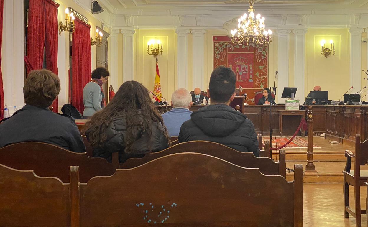 El acusado en el caso, en la imagen con jersey azul, ha defendido su inocencia en la sala. 