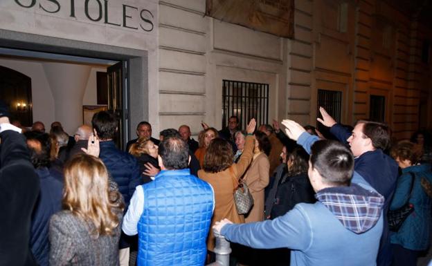 Imagen principal - 1. Misa organizado por la familia Franco el pasado jueves. 2. Marcha en homenaje de José Antonio Primo de Rivera en Madrid. 3. Activistas de Femen protestas ante una de las concentraciones en homenaje al dictador. 