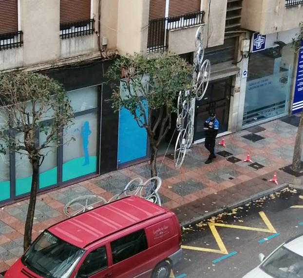 Imagen de los elementos navideños desprendidos en Gran Vía de San Marcos en León capital. 