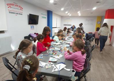 Imagen secundaria 1 - Talleres en Valencia de Don Juan con motivo del día de los derechos del niño.