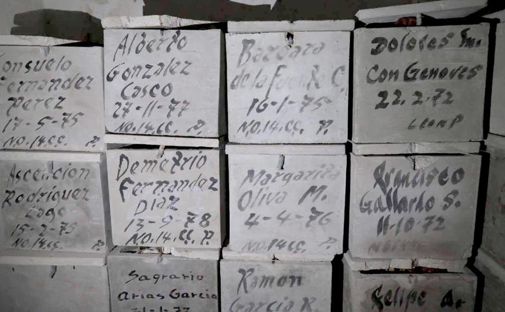 Algunas de las cajas de cemento que albergan a 300 leoneses fallecidos en el cementerio Cristóbal Colón de Cuba.